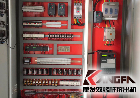 JSH-K超高速高扭低速高扭系列K75機(jī)型雙螺桿擠出機(jī)機(jī)筒內(nèi)徑73mm、主機(jī)功率280-450KW、參考產(chǎn)量達(dá)600-1500KG/H。