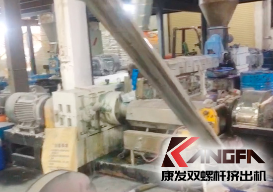 康發(fā)八年老客戶回訪，雙螺桿擠出機設備運轉正常，業(yè)務紅火！