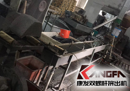 生產(chǎn)使用時(shí)間超十五年老設(shè)備sjsh系列雙螺桿擠出機(jī)完成了它的使命，正式走下舞臺(tái)