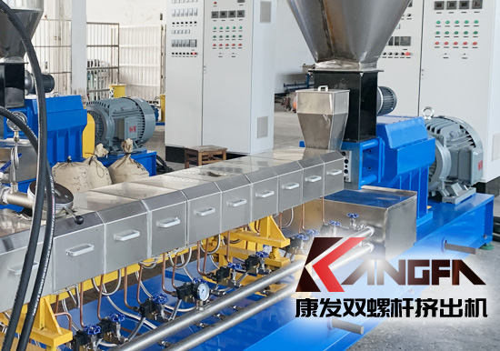 雙螺桿擠出機(jī)及擠出段螺棱表面金屬材料和機(jī)筒內(nèi)壁表面金屬之間的“接觸磨損”，我們也可以稱之為“匹配磨損”。相同金屬材質(zhì)之間的“接觸磨損”，在機(jī)筒和螺桿均采用滲氮鋼的材料制造，而且經(jīng)過相同的氮化處理工藝手段，其量化的“匹配磨損速率”顯然不容樂觀。