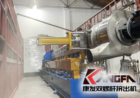 何為雙螺桿擠出機(jī)反應(yīng)擠出？反應(yīng)擠出是連續(xù)地將單體進(jìn)行聚合以及對(duì)現(xiàn)有聚合物進(jìn)行改性的工藝方法。是將傳統(tǒng)上分開(kāi)操作的聚合物合成、改性及加工成型等聯(lián)合為一個(gè)整體工藝過(guò)程。