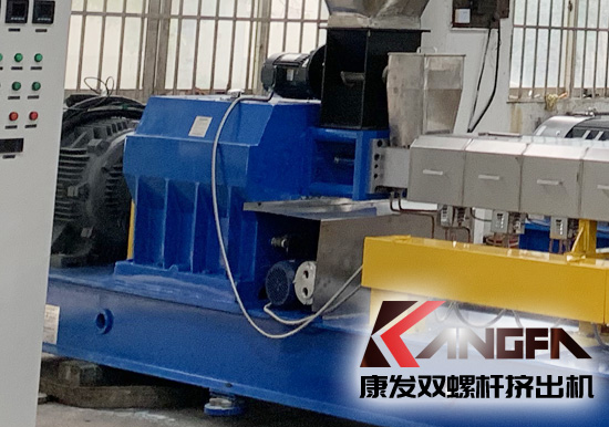 各種各樣的節(jié)能新技術(shù)已經(jīng)應(yīng)用于擠出技術(shù)的各方面，從擠出機(jī)本身的螺桿結(jié)構(gòu)改進(jìn)，再到新型驅(qū)動式電機(jī)應(yīng)用以及各種新型加熱方式技術(shù)的應(yīng)用，都在推動PET雙螺桿擠出機(jī)行業(yè)向著更加節(jié)能降耗、高產(chǎn)高效的方向發(fā)展。