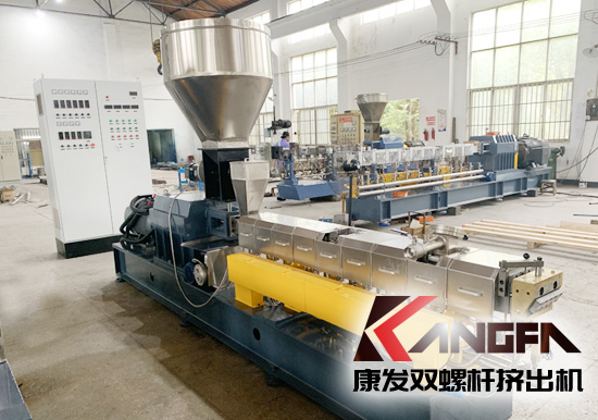 提升行業(yè)競爭力、進(jìn)一步開拓和擴(kuò)大康發(fā)雙螺桿擠出機(jī)設(shè)備出口市場。圖為康發(fā)出口東南亞國家JSH-52標(biāo)準(zhǔn)化雙螺桿擠出機(jī)設(shè)備。設(shè)備長徑比28-56， 主電機(jī)功率 （37-55kw）， 螺桿轉(zhuǎn)速 (300-600rpm) ，最大扭矩 （2*1100N.m）， 參考產(chǎn)量 （100-400kg/h）。
