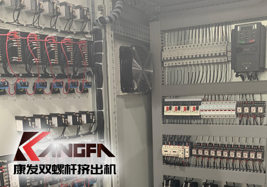 雙螺桿擠出機(jī)上下游：車用塑料向低成本、高強(qiáng)度、高沖擊性能、可回收及降解等復(fù)合材料及塑料合金方向發(fā)展