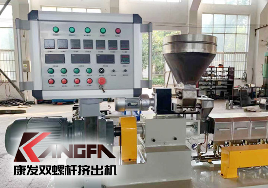 學(xué)校及實(shí)驗(yàn)室用康發(fā)20型雙螺桿擠出機(jī)。該機(jī)型適用于學(xué)校及企事業(yè)單位高分子聚合物合成，混煉，配方研發(fā)，擠出造粒，配合其他試驗(yàn)儀器一起使用！康發(fā)20型雙螺桿擠出機(jī)好用、實(shí)用、價(jià)又實(shí)！暢銷高校及企業(yè)試驗(yàn)室！