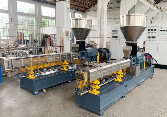 雙螺桿擠出機(jī)上下游：車(chē)用塑料向低成本、高強(qiáng)度、高沖擊性能、可回收及降解等復(fù)合材料及塑料合金方向發(fā)展