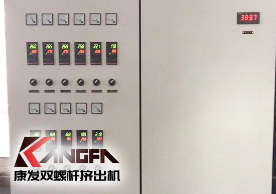 標(biāo)準(zhǔn)化全新雙螺桿擠出造粒機(jī)組滿負(fù)荷運(yùn)轉(zhuǎn)，擠出的可靠運(yùn)行、滿足多樣工藝要求