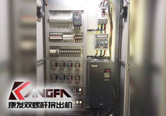 標(biāo)準(zhǔn)化全新雙螺桿擠出造粒機(jī)組非?？煽坑行У脑O(shè)計(jì)理念，保證了擠出的可靠運(yùn)行。高扭矩專用驅(qū)動系統(tǒng)，齒、軸為高強(qiáng)度合金鋼，滲碳、磨齒處理。