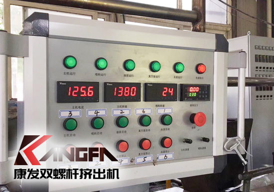 標(biāo)準(zhǔn)化全新雙螺桿擠出造粒機(jī)組滿負(fù)荷運(yùn)轉(zhuǎn)，擠出的可靠運(yùn)行、滿足多樣工藝要求