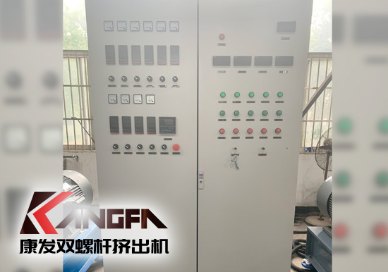 雙螺桿擠出設(shè)備主要運用于pvc、rpvc等塑料材質(zhì)物體，擠出、造粒等，下文就擠出設(shè)備自我保護裝置做一些簡單介紹。 