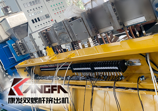 近日康發(fā)車間進(jìn)入緊張的設(shè)備調(diào)試階段，各崗位嚴(yán)陣待命，緊張作業(yè)，確保質(zhì)量，一批次標(biāo)準(zhǔn)化全新雙螺桿擠出機(jī)設(shè)備正進(jìn)入緊密安裝調(diào)試階段，出廠在即、交付用戶！確保用戶早日正式投產(chǎn)！