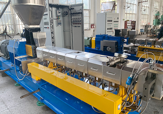 新一代65B型康發(fā)JSH標準化全新雙螺桿擠出造粒機組系列、品質(zhì)控制柜、真空系統(tǒng)等展示