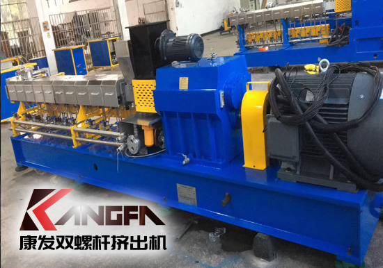 南京的秋天總是轉瞬即逝,轉眼寒冬來臨！南京康發(fā)雙螺桿擠出機與客戶成功合作的好消息頻頻不斷，經過我司全體員工的辛勤努力，此次標準型雙螺桿擠出機設備生產項目按時保質保量地完成了生產，并按照相關規(guī)定完成了裝車、實現(xiàn)了順利發(fā)貨。