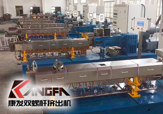 同向雙螺桿擠出機(jī)顯著的特點(diǎn)——螺桿及組合式機(jī)筒均基于“積木式”的組合設(shè)計(jì)。 