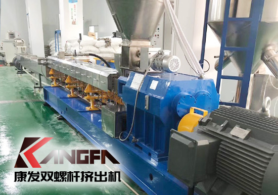 南京康發(fā)同向旋轉(zhuǎn)雙螺桿擠出機，廣泛用于成型制品擠出，也可應(yīng)用于聚合物的物理改性（共混、填充、纖維增強、配料、混煉）。