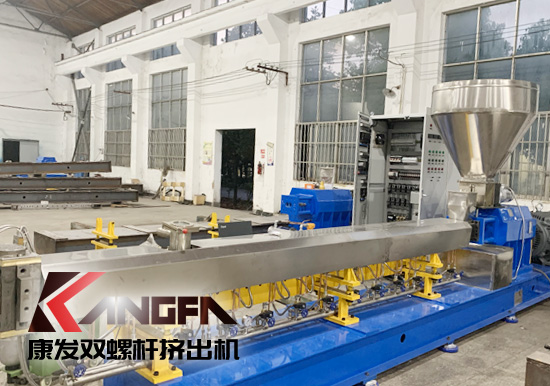 雙螺桿擠出機對于護套擠出來講，護套擠出主要作用在于烘干纜芯，防止由于潮氣（或繞包墊層的濕氣）的作用，造成護套中出現(xiàn)氣孔的可能。