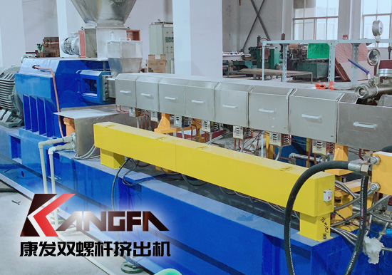 為馳援醫(yī)用防護(hù)原料一線生產(chǎn)，康發(fā)橡塑成功縮短交付日期，熔噴料雙螺桿擠出機(jī)生產(chǎn)線設(shè)備實現(xiàn)交付！