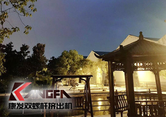 看華燈初上...一排排燈火通明車間，碧藍(lán)的鐵屑，炫目的電焊弧光，金屬的撞擊聲...原來的廠區(qū)的夜景是如此的美麗！