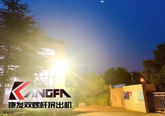 看華燈初上...一排排燈火通明車間，碧藍(lán)的鐵屑，炫目的電焊弧光，金屬的撞擊聲...原來的廠區(qū)的夜景是如此的美麗！