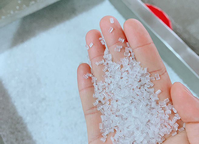 料子表面光滑，顆粒大小均勻。