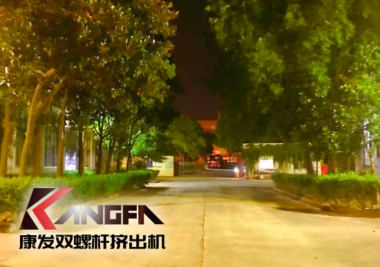 總裝車間：眾志成城齊奮戰(zhàn) 全力以赴保發(fā)貨 確保雙螺桿擠出機(jī)設(shè)備按期交付至顧客手中。