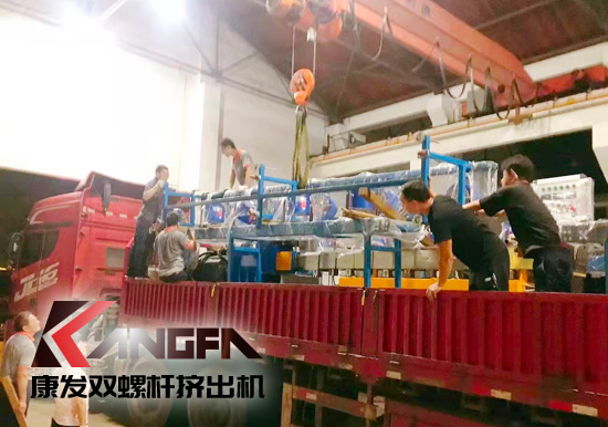 總裝車間：眾志成城齊奮戰(zhàn) 全力以赴保發(fā)貨 確保雙螺桿擠出機(jī)設(shè)備按期交付至顧客手中。