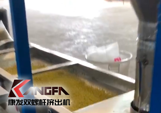 單、雙螺桿擠出機(jī)優(yōu)勢(shì)互補(bǔ)、高效率高產(chǎn)能！康發(fā)塑機(jī)JSH-75/180雙階式（雙螺桿/單螺桿）擠出機(jī)組試機(jī)!