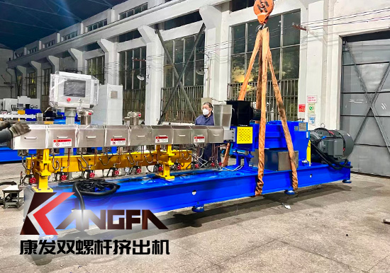 臨近年底，雙螺桿造粒機發(fā)貨忙,全力以赴為市場！