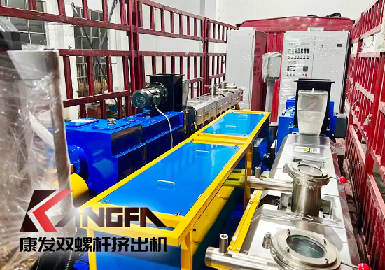 臨近年底，雙螺桿造粒機發(fā)貨忙,全力以赴為市場！