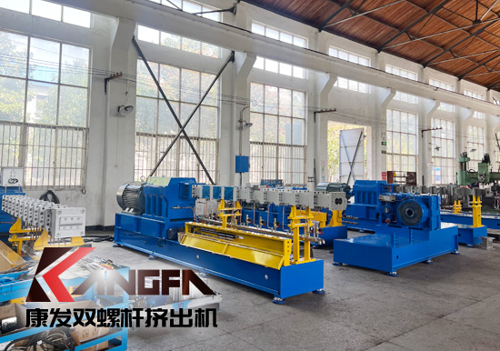 臨近年底，雙螺桿造粒機發(fā)貨忙,全力以赴為市場！