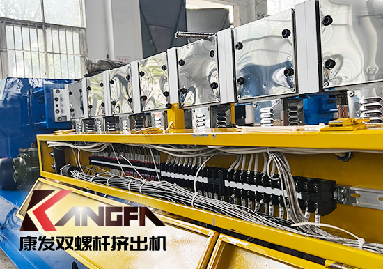 臨近年底，雙螺桿造粒機發(fā)貨忙,全力以赴為市場！