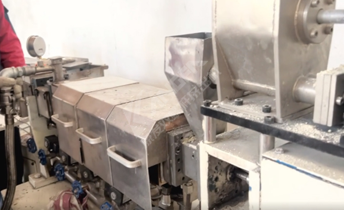 康發(fā)雙螺桿造粒機小型試驗機又開始轉(zhuǎn)動啦！