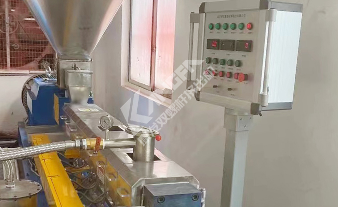 始于客戶需求，終于客戶滿意！康發(fā)雙螺桿造粒機設(shè)備調(diào)試！