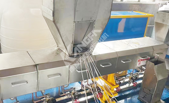 始于客戶需求，終于客戶滿意！康發(fā)雙螺桿造粒機設(shè)備調(diào)試！