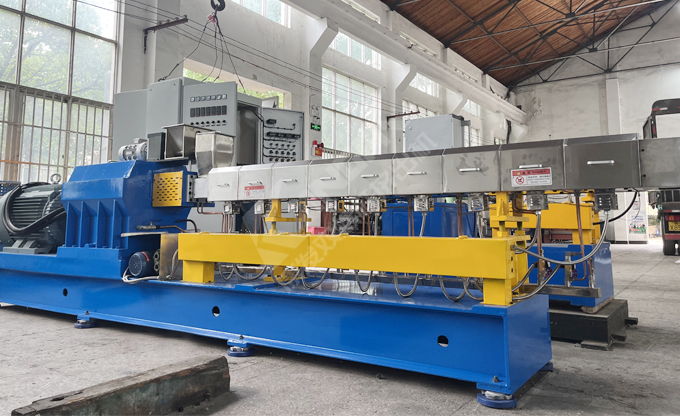 高扭矩、高精度，多種機(jī)型可供選擇——康發(fā)75雙螺桿擠出造粒設(shè)備