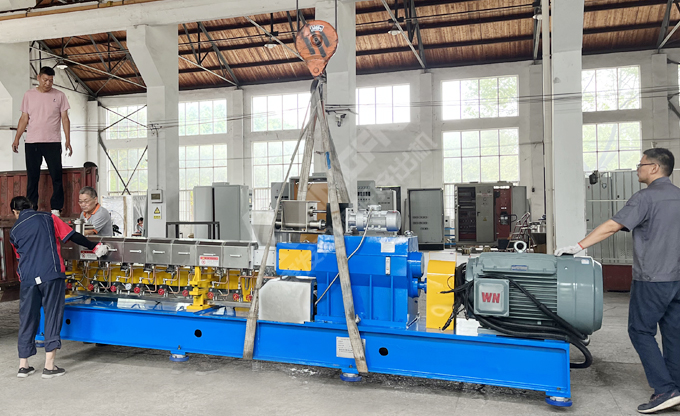 康發(fā)JSH-65雙螺桿造粒機組完成裝配與檢驗，裝車發(fā)往客戶項目場地。