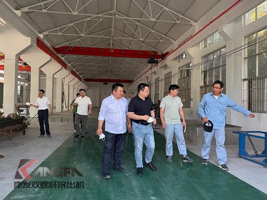 中石化石科院院長李明豐率隊(duì)蒞臨康發(fā)雙螺桿造粒機(jī)調(diào)研廢塑料循環(huán)利用項(xiàng)目