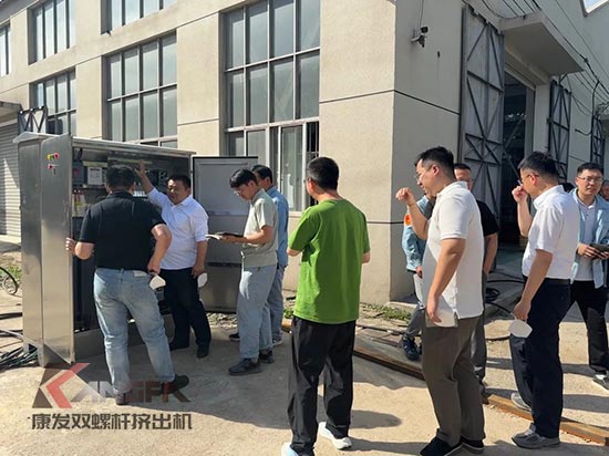 中石化石科院院長李明豐率隊(duì)蒞臨康發(fā)雙螺桿造粒機(jī)調(diào)研廢塑料循環(huán)利用項(xiàng)目