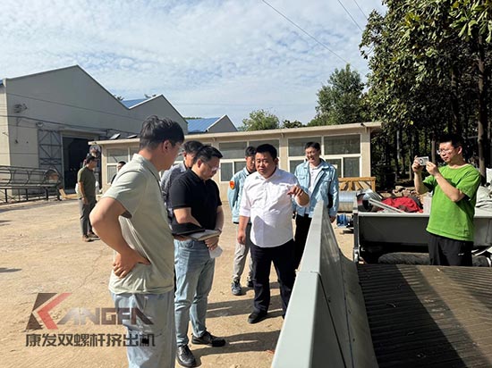 中石化石科院院長李明豐率隊(duì)蒞臨康發(fā)雙螺桿造粒機(jī)調(diào)研廢塑料循環(huán)利用項(xiàng)目