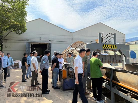 中石化石科院院長李明豐率隊(duì)蒞臨康發(fā)雙螺桿造粒機(jī)調(diào)研廢塑料循環(huán)利用項(xiàng)目