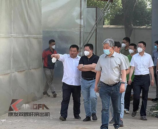 中石化石科院院長李明豐率隊(duì)蒞臨康發(fā)雙螺桿造粒機(jī)調(diào)研廢塑料循環(huán)利用項(xiàng)目