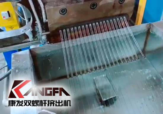 康發(fā)雙螺桿擠出機(jī)熔噴料生產(chǎn)線交付，每天可以為市場(chǎng)提供800萬只口罩的原料。生產(chǎn)線出料均勻，不斷條！料子表面光滑，顆粒大小均勻！口罩布（熔噴布）熔脂可達(dá)1400-1600！