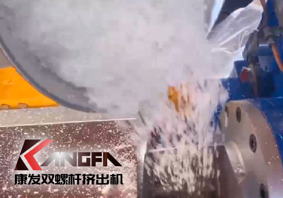 雙螺桿造粒機(jī)制造！追求品質(zhì)，精益求精！康發(fā)雙螺桿帶料試機(jī)